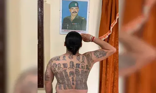 Patriotism: లివింగ్ వాల్ మెమోరియల్.. శరీరంపై టాటూలతో యువకుడి వినూత్న దేశభక్తి