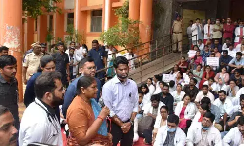 Seethakka : కోల్‌కతాలో వైద్యురాలిపై హత్యాచారం దారుణం: గాంధీలో సీతక్క సంఘీభావం