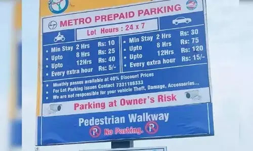 Free Parking: మెట్రో స్టేషన్ వద్ద ఫ్రీ పార్కింగ్ తొలగింపు.. ప్రయాణికుల ఆందోళన