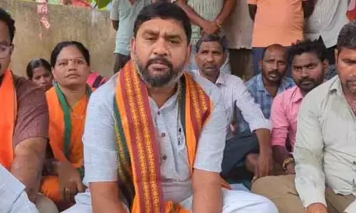 కార్మికుల సమస్యలు పరిష్కరించకుంటే దీక్షలో కూర్చుంటాః ఎమ్మెల్యే హరీష్ బాబు