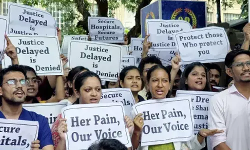 Kolkata : మా కూతురిపై జరిగింది సామూహిక హత్యాచారమే.. కోర్టు ఎదుట జూనియర్ వైద్యురాలి పేరెంట్స్ గోడు