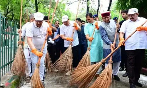 CM Dhami : చీపురు పట్టి పార్కును ఊడ్చిన సీఎం ధామి