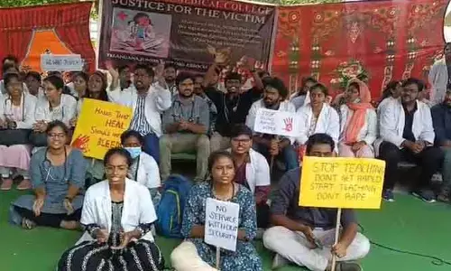 లేడీ డాక్టర్లకు టాయిలెట్స్ కూడా లేవు.. ఎంజీఎంలో జూనియర్ డాక్టర్ల నిరసన
