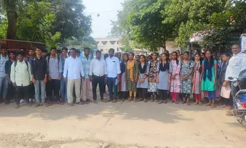 విద్యార్థినులను బూతులు తిడుతున్న కండక్టర్.. డిపో ముందు స్టూడెండ్ల నిరసన..