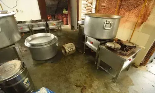 Cooker Explosion :పేలిన ప్రెషర్ కుక్కర్.. ఒకరి మృతి.. మరొకరికి గాయాలు