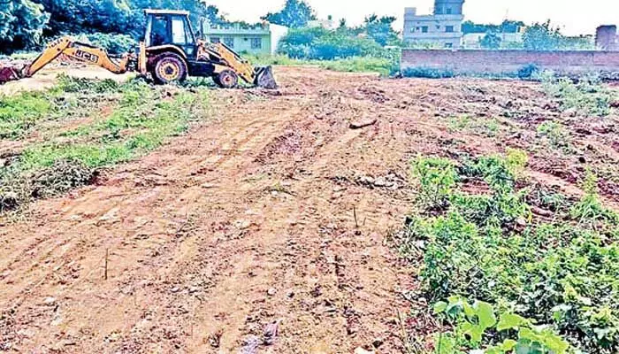 Nellore: ప్రభుత్వ భూమి ఆక్రమణ.. ఉద్రిక్తత Nellore: ప్రభుత్వ భూమి ఆక్రమణ.. ఉద్రిక్తత