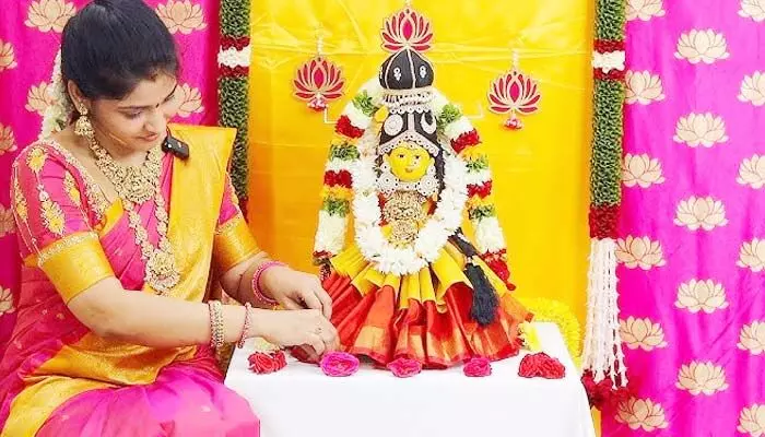 Varalakshmi Vratham: రేపే వరలక్ష్మి వ్రతం.. మహిళలంతా ఈ రంగు చీర కట్టుకుని పూజిస్తే అమ్మవారి సంపూర్ణ అనుగ్రహం పొందొచ్చు Varalakshmi Vratham: రేపే వరలక్ష్మి వ్రతం.. మహిళలంతా ఈ రంగు చీర కట్టుకుని పూజిస్తే అమ్మవారి సంపూర్ణ అనుగ్రహం పొందొచ్చు