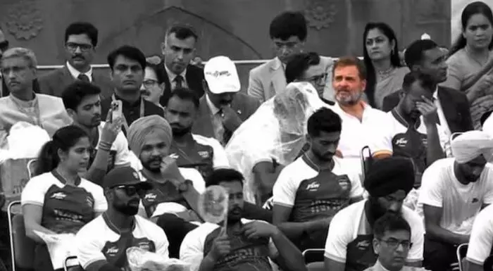 Independence Day: పదేళ్ల తర్వాత స్వాతంత్య్ర వేడుకల్లో పాల్గొన్న ప్రతిపక్షనేత Independence Day: పదేళ్ల తర్వాత స్వాతంత్య్ర వేడుకల్లో పాల్గొన్న ప్రతిపక్షనేత