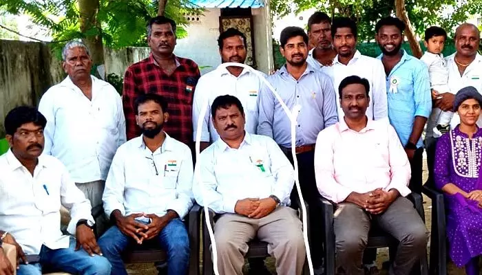 పేకాట స్థావరంలో పట్టుబడ్డాడు...స్వాతంత్య్ర వేడుకల్లో దర్శనమిచ్చాడు... పేకాట స్థావరంలో పట్టుబడ్డాడు...స్వాతంత్య్ర వేడుకల్లో దర్శనమిచ్చాడు...