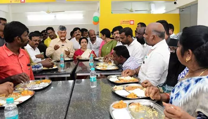 AP:పేదలతో కలిసి భోజనం చేయడం ఎంతో సంతృప్తినిచ్చింది :నారా భువనేశ్వరి AP:పేదలతో కలిసి భోజనం చేయడం ఎంతో సంతృప్తినిచ్చింది :నారా భువనేశ్వరి