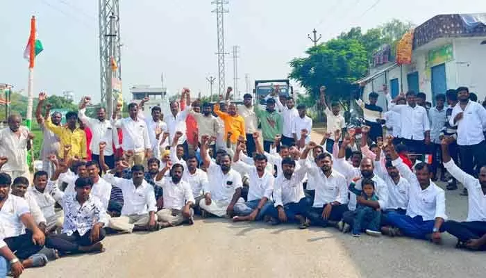 క్రషర్ల మోతతో చస్తున్నాం.. రాళ్లకత్వ గ్రామస్తుల నిరసన క్రషర్ల మోతతో చస్తున్నాం.. రాళ్లకత్వ గ్రామస్తుల నిరసన