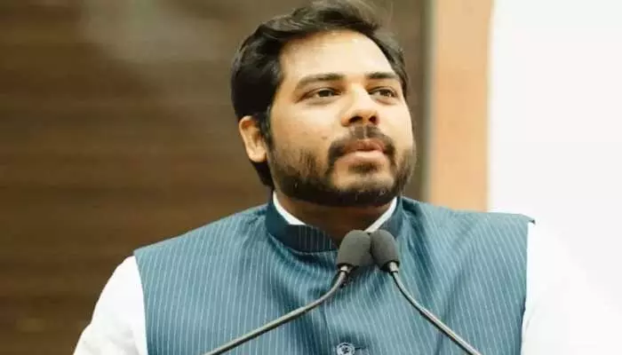 దేశంలో రాజ్యాంగవిరుద్ధ పాలన నడుస్తుంది.! ఎంపీ గడ్డం వంశీ కృష్ణ దేశంలో రాజ్యాంగవిరుద్ధ పాలన నడుస్తుంది.! ఎంపీ గడ్డం వంశీ కృష్ణ