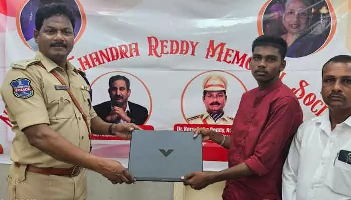 దిశ కథనానికి స్పందన.. పేద విద్యార్థికి ఆర్థిక సాయం.. దిశ కథనానికి స్పందన.. పేద విద్యార్థికి ఆర్థిక సాయం..