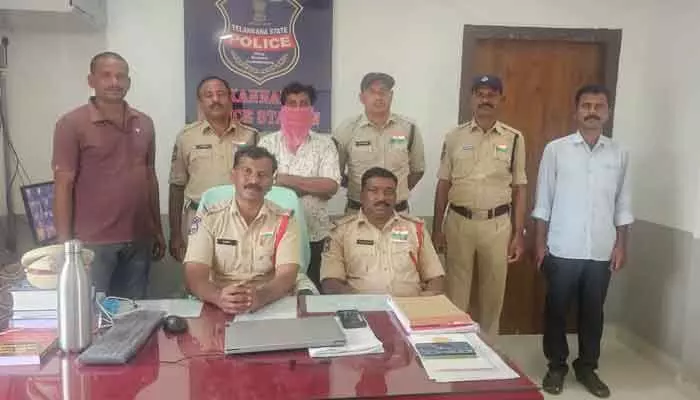 అన్నను చంపిన తమ్ముడి అరెస్ట్.. చాకచక్యంగా పట్టుకున్న పోలీసులు అన్నను చంపిన తమ్ముడి అరెస్ట్.. చాకచక్యంగా పట్టుకున్న పోలీసులు