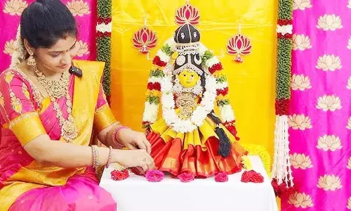 Varalakshmi Vratham: రేపే వరలక్ష్మి వ్రతం.. మహిళలంతా ఈ రంగు చీర కట్టుకుని పూజిస్తే అమ్మవారి సంపూర్ణ అనుగ్రహం పొందొచ్చు
