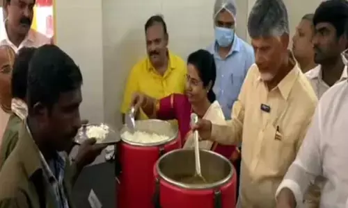 Breaking: గుడివాడలో అన్న క్యాంటీన్‌ ప్రారంభం.. పేదలకు భోజనం వడ్డించిన చంద్రబాబు