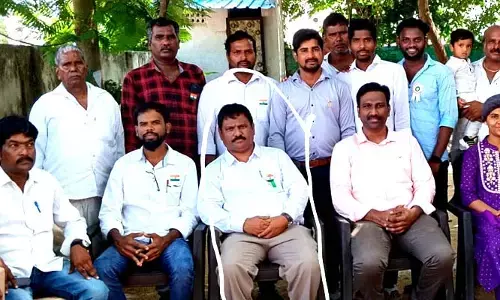 పేకాట స్థావరంలో పట్టుబడ్డాడు...స్వాతంత్య్ర వేడుకల్లో దర్శనమిచ్చాడు...