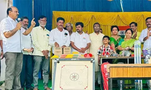 స్కూల్ కు రూ.లక్ష విలువ చేసే డెస్కుల అందజేత