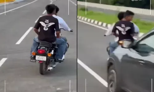 Viral Video: హైవేపై రీల్స్ చేస్తూ బైక్ రైడింగ్.. వేగంగా వచ్చి ఢీ కొట్టిన కారు