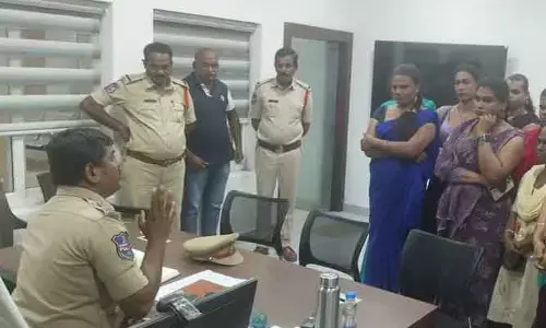ట్రాన్స్ జెండర్స్ అసాంఘిక కార్యక్రమాలకు పాల్పడొద్దు.. సీఐ అవగాహన