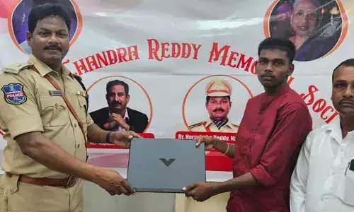 దిశ కథనానికి స్పందన.. పేద విద్యార్థికి ఆర్థిక సాయం..