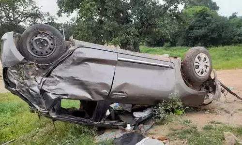 కల్లు కాంపౌండ్ పైకి దూసుకొచ్చిన కారు.. పల్టీలు కొట్టిన వైనం