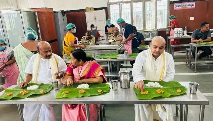 Tirumala News:అన్నదాన సత్రంలో అన్న ప్రసాదం స్వీకరించిన స్పీకర్ Tirumala News:అన్నదాన సత్రంలో అన్న ప్రసాదం స్వీకరించిన స్పీకర్