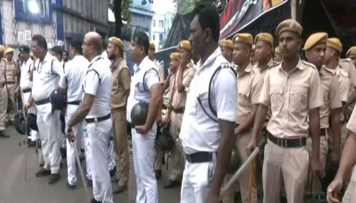Kolkata : క్రైమ్ సీన్ రీకన్స్ట్రక్షన్.. జూనియర్ వైద్యురాలిపై హత్యాచారం కేసు దర్యాప్తులో సీబీఐ స్పీడ్ Kolkata : క్రైమ్ సీన్ రీకన్స్ట్రక్షన్.. జూనియర్ వైద్యురాలిపై హత్యాచారం కేసు దర్యాప్తులో సీబీఐ స్పీడ్