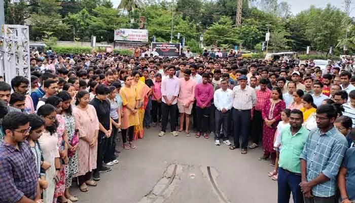 కోల్ కతా ఘటన.. ఎన్ ఐటీలో క్యాండిల్లైట్ మార్చ్ కోల్ కతా ఘటన.. ఎన్ ఐటీలో క్యాండిల్లైట్ మార్చ్
