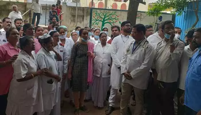 దారుణం.. ప్రభుత్వ ఆసుపత్రిలో లేడీ స్టాఫ్ నర్స్ పై దాడి.. దారుణం.. ప్రభుత్వ ఆసుపత్రిలో లేడీ స్టాఫ్ నర్స్ పై దాడి..