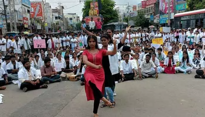 కోల్కతా ఘటన.. నృత్య రూపంలో జూనియర్ డాక్టర్ల నిరసన.. కోల్కతా ఘటన.. నృత్య రూపంలో జూనియర్ డాక్టర్ల నిరసన..