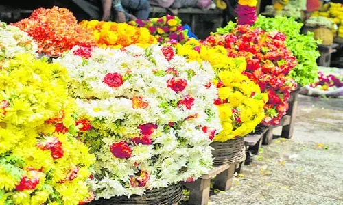 వరలక్ష్మి వ్రతం ఎఫెక్ట్: ఆకాశాన్నంటుతున్నపూల ధరలు..   కేవలం మల్లెకే రూ. 550 నుంచి 1500 అంటే మిగతా వాటికి?