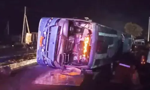 Accident: అర్ధరాత్రి ఆర్టీసీ బస్సు బోల్తా.. 20 మందికి తీవ్ర గాయాలు