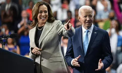 US election: ఒకే వేదికను పంచుకున్న బైడెన్-కమలా హారిస్