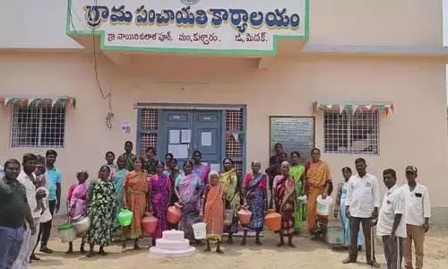 తాగునీటి కోసం గ్రామపంచాయతీ ముందు మహిళల నిరసన