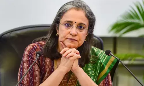 SEBI: కన్సల్టెన్సీ సంస్థ నుంచి ఆదాయాన్ని ఆర్జించిన సెబీ చీఫ్..!