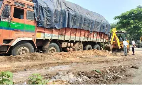 అసంపూర్తిగానే బ్రిడ్జి పనులు.. ఏండ్లు గడుస్తున్నా పట్టించుకోరా..