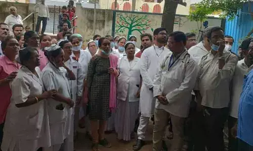 దారుణం.. ప్రభుత్వ ఆసుపత్రిలో లేడీ స్టాఫ్ నర్స్ పై దాడి..