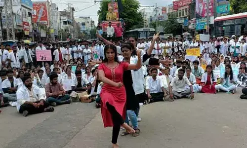 కోల్‌కతా ఘటన.. నృత్య రూపంలో జూనియర్ డాక్టర్ల నిరసన..