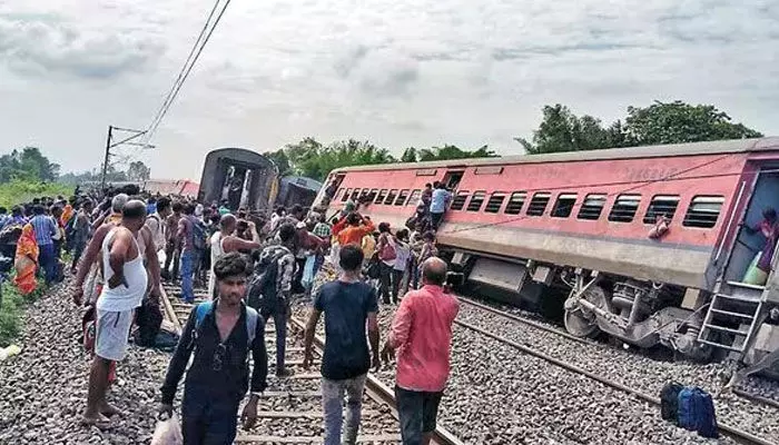 Sabarmati Train: తెల్లవారుజామున పట్టాలు తప్పిన సబర్మతి ఎక్స్ప్రెస్ Sabarmati Train: తెల్లవారుజామున పట్టాలు తప్పిన సబర్మతి ఎక్స్ప్రెస్