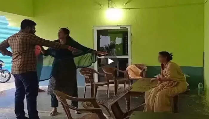 Wife Caught Husband : ఓ రాజకీయ నాయకుడు అనుచరుడి వివాహేతర సంబంధం! రెడ్ హ్యాండెడ్గా పట్టుకున్న భార్య Wife Caught Husband : ఓ రాజకీయ నాయకుడు అనుచరుడి వివాహేతర సంబంధం! రెడ్ హ్యాండెడ్గా పట్టుకున్న భార్య