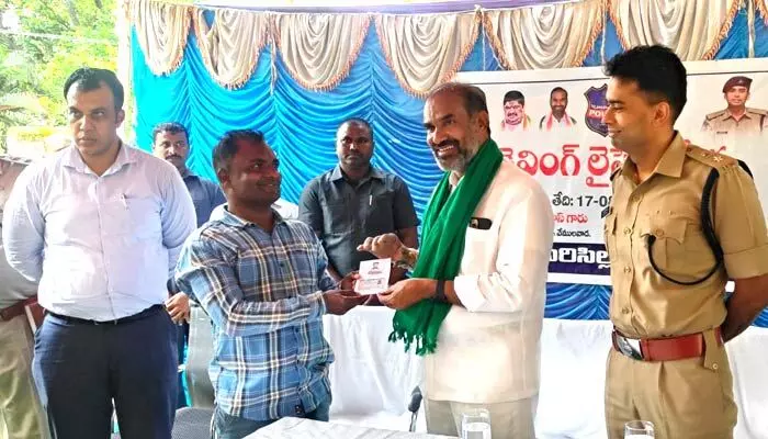 వాహనదారులు బాధ్యతగా డ్రైవింగ్ లైసెన్స్ తీసుకోవాలి వాహనదారులు బాధ్యతగా డ్రైవింగ్ లైసెన్స్ తీసుకోవాలి