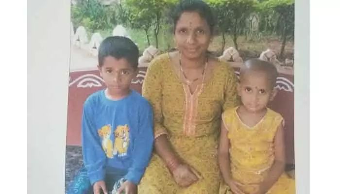 ఇద్దరు పిల్లలతో కలిసి తల్లి ఆత్మహత్య ఇద్దరు పిల్లలతో కలిసి తల్లి ఆత్మహత్య
