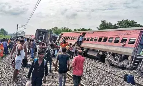 Sabarmati Train: తెల్లవారుజామున పట్టాలు తప్పిన సబర్మతి ఎక్స్‌ప్రెస్