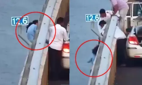 Trending: ఆత్మహత్యాయత్నానికి పాల్పడిన యువతిని కాపాడిన పోలీసులు.. వీడియో వైరల్