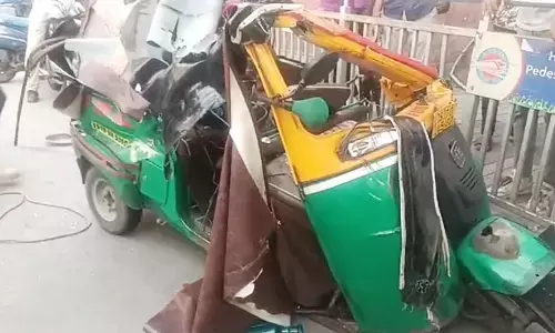 Road Accident: స్కూల్ ఆటోను ఢీకొట్టిన లారీ.. చికిత్స పొందుతూ విద్యార్థిని దుర్మరణం