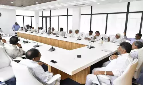 కర్నాటకలో రాజకీయ సంక్షోభం.. గవర్నర్‌ నిర్ణయంతో కేబినెట్‌ అత్యవసర భేటీ.!