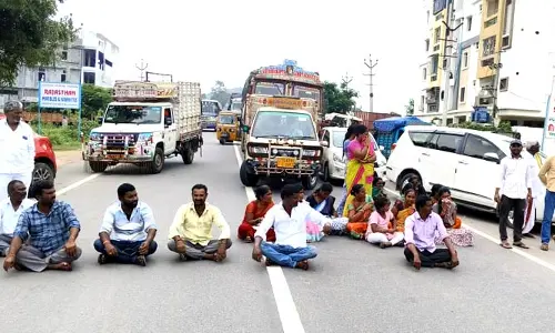 జాతీయ రహదారిపై విద్యార్థుల తల్లిదండ్రుల నిరసన