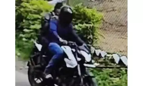 ఆగి ఉన్న కారులోంచి రూ.18 లక్షల చోరీ..