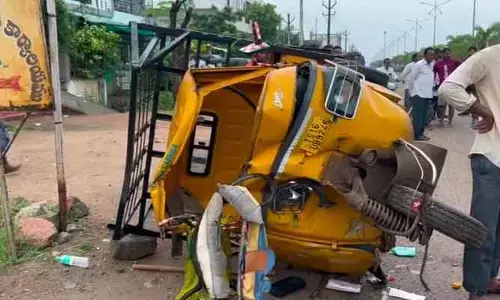 బస్సు, ఆటో ఢీ.. ముగ్గురికి తీవ్ర గాయాలు